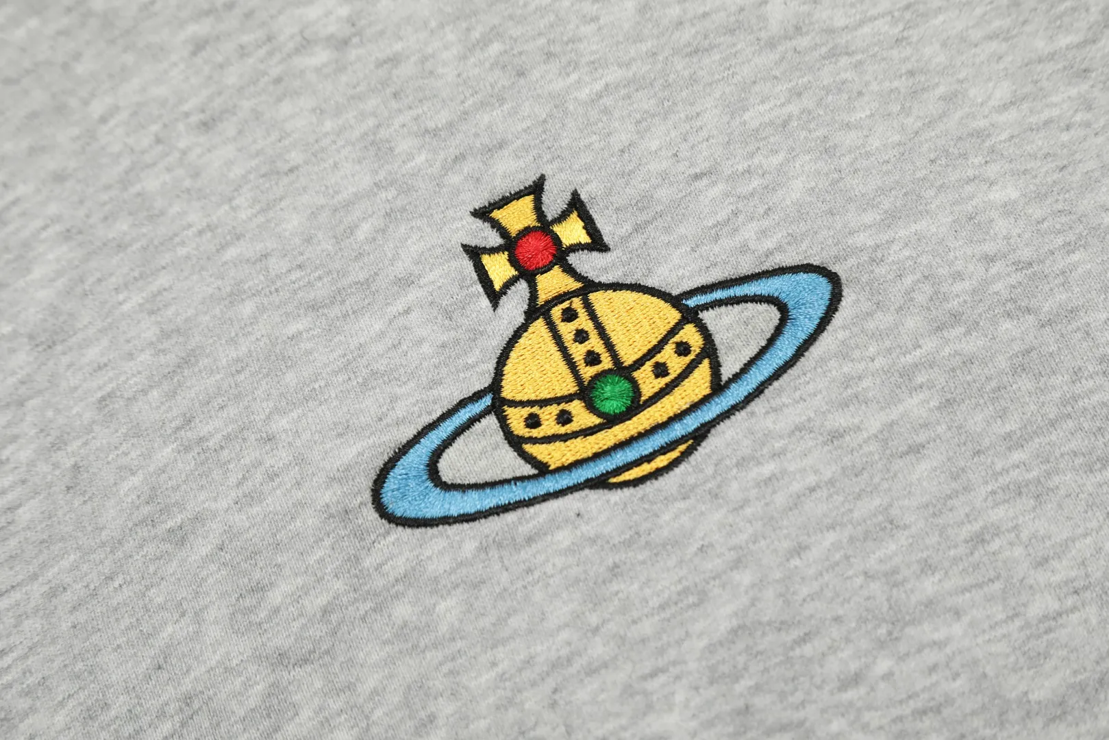 VIVI870# "Exclusive hot style" vivienne west wood West Queen Vivienne Saturn classic winning hooded sweatshirt 2024 top hot style No need to say more, just open the details directly YB mold opening Correct seam collar details ⚠️The authentic product is the seam threaded neckline, there is no collar strip. Our family only makes the right version of the product. We are careful to make sure that the first release of the Queen Mother of the whole network is correct. The entire series of correct accessories and every detail is completely restored. Straight up to full Size: XS-L